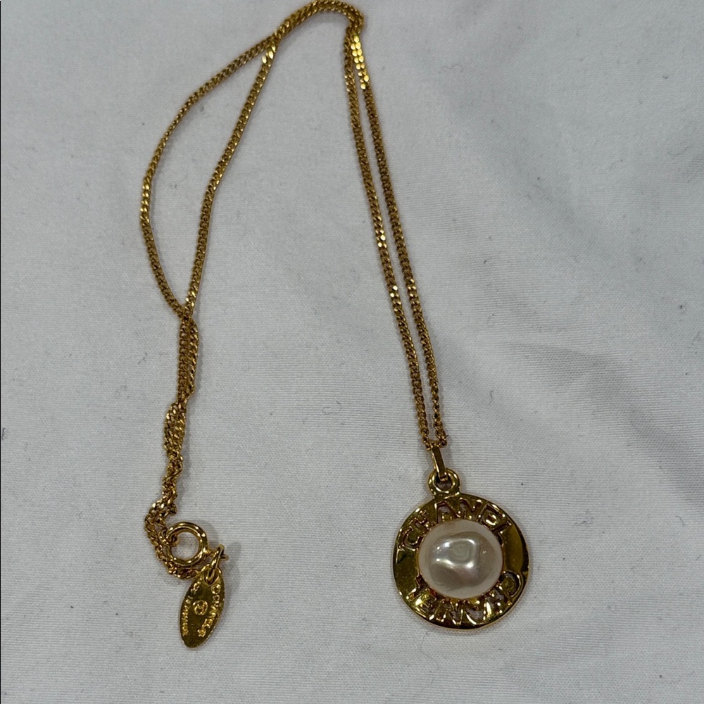 Chanel CC elegant Gold Pearl Pendant Necklace